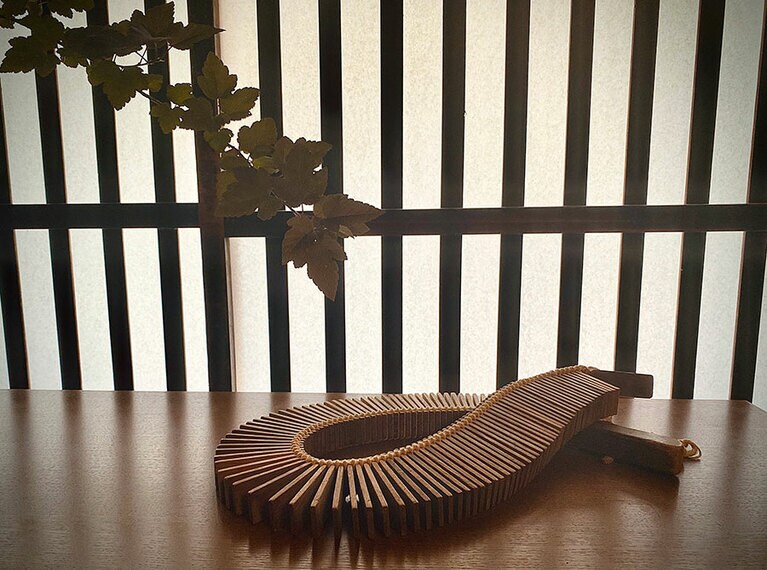 魔除けとして飾られ、五箇山民謡で鳴らす「ささら」は、108枚のヒノキ板を編んだ打楽器。宿泊期間は製作体験も。