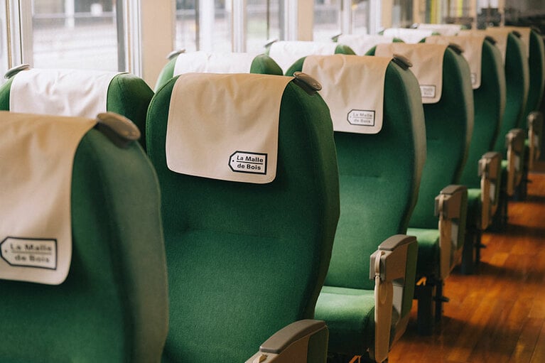 高級感のあるリクライニングの座席。