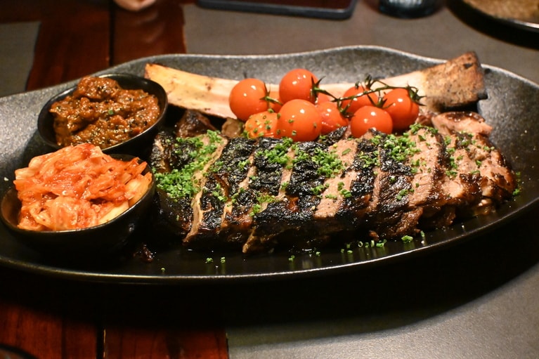 サイドはチミチュリソース、キムチと韓国っぽい組み合わせ。