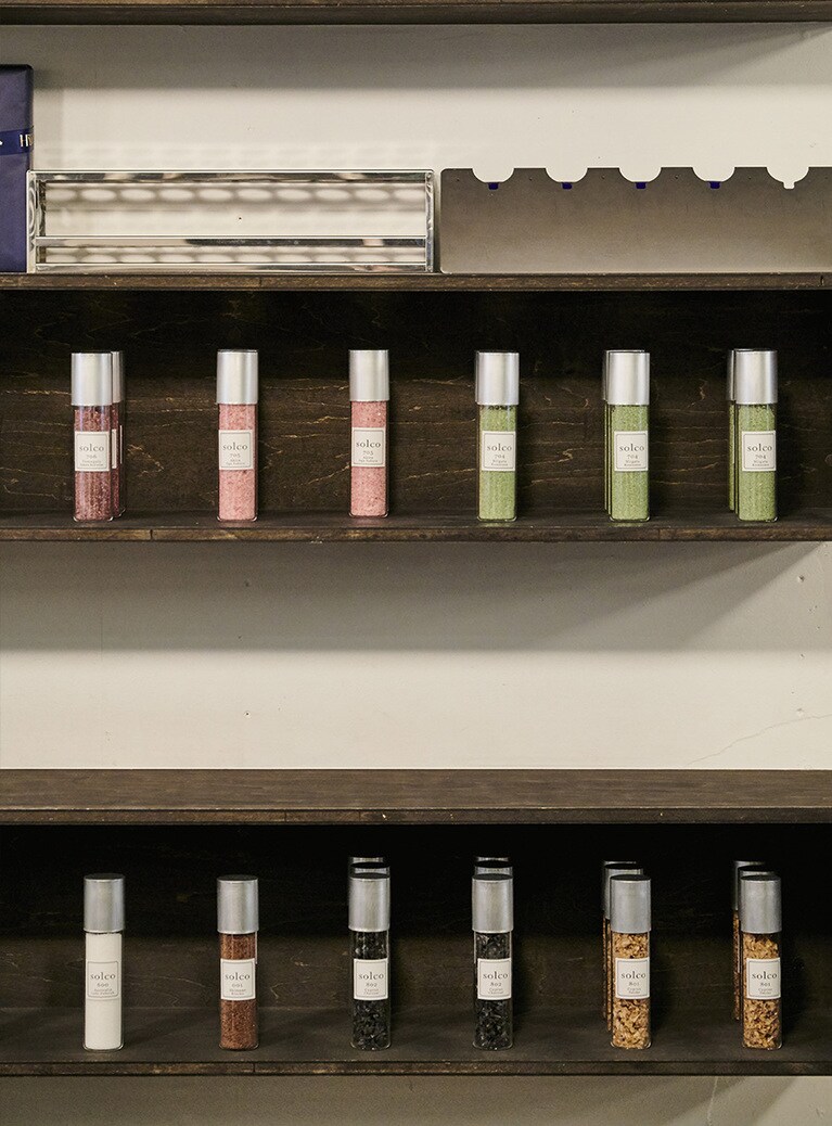 塩の個性を引き立たせるため、棚は黒で統一。