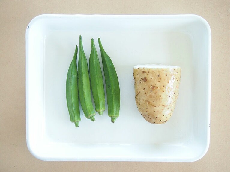 【材料(4人前)】薬膳カレーのベース：4人前量／オクラ：4～6本／長芋：100g／ご飯：人数分