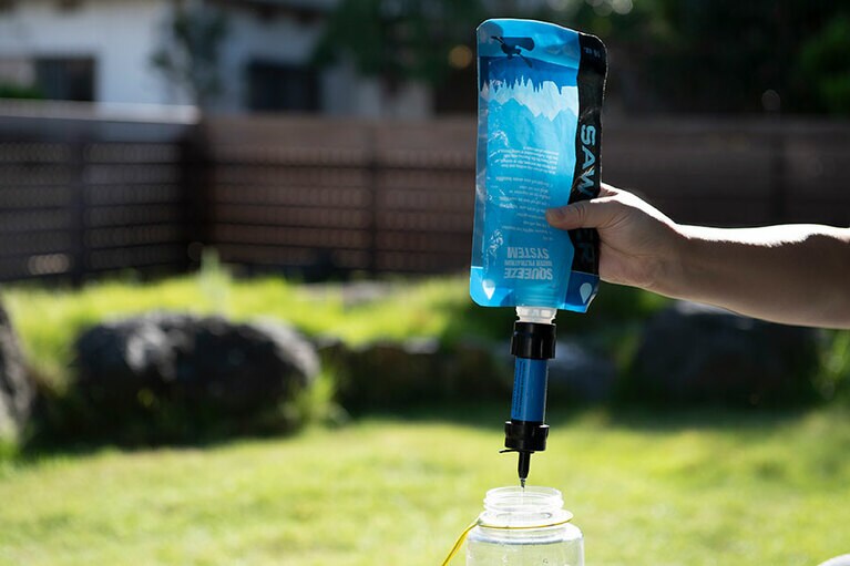 フィルターを通して水を注ぐだけで簡単に浄水できる。ソーヤー ミニ SP128 13.5cm 3,960円／UPI