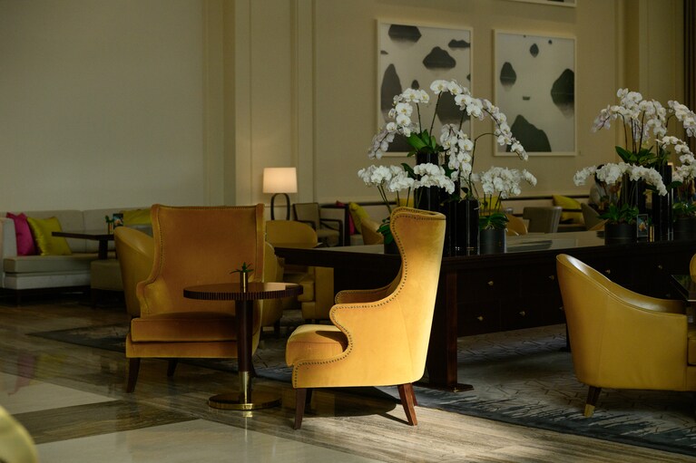 洗練された空間に、現代アートとヴィンテージの家具が絶妙に調和するラウンジ。