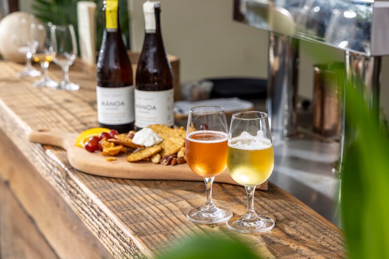 週末だけ開かれるという「マノア・ハニー＆ミード」試飲スペースにて。撮影／Akira Kumagai