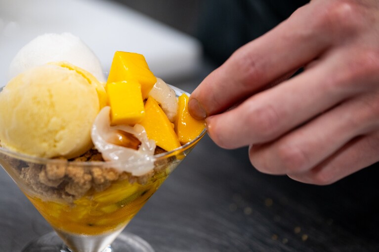 みずみずしいマンゴーとライチの果肉を。