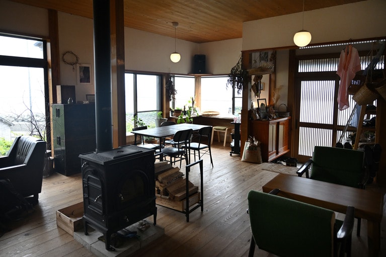 自然光がたっぷり入る気持ち良い店内。