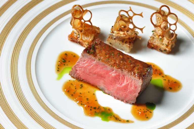 炭火の香り、山わさびや三升漬のアクセントも楽しいビステッカ。