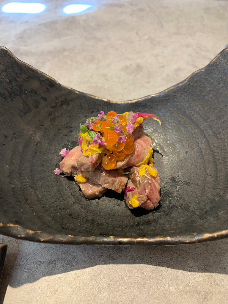 菊の花と紫蘇の花が彩りを添えている。上にはアクセントとしてイクラをトッピング。