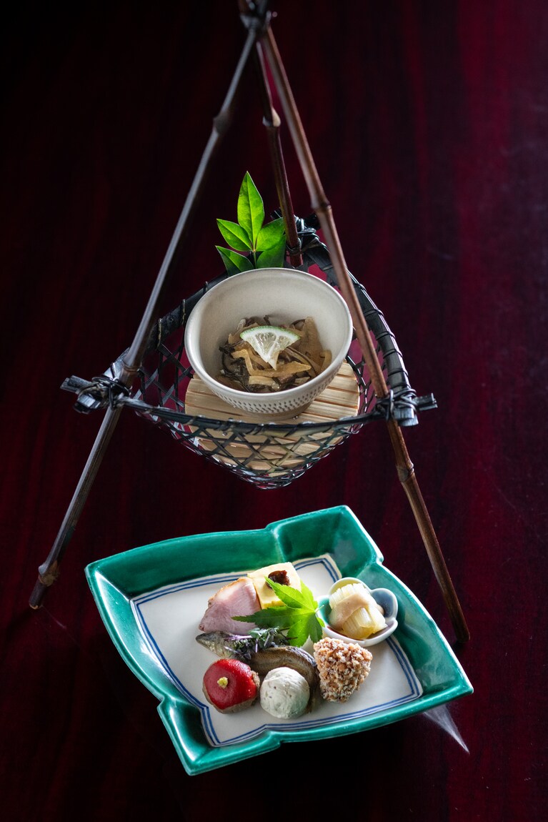 稚鮎、合鴨ロースなど多彩な美味を味わえる「宝楽盛り」。