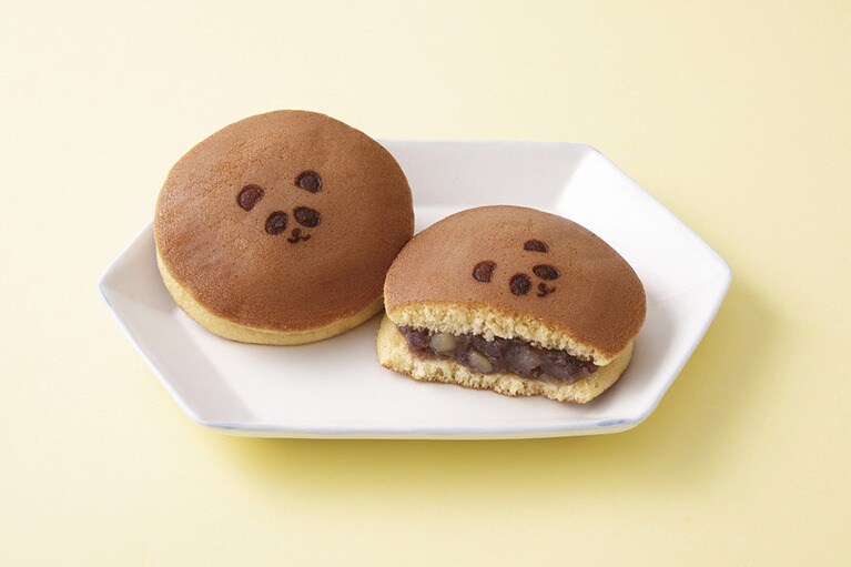 きざみ栗入りの粒あんを、ふっくらと焼き上げた生地で挟み、天面に可愛らしいパンダの焼印を押したパンダつくよみ194円(税込)／宗家 源 吉兆庵