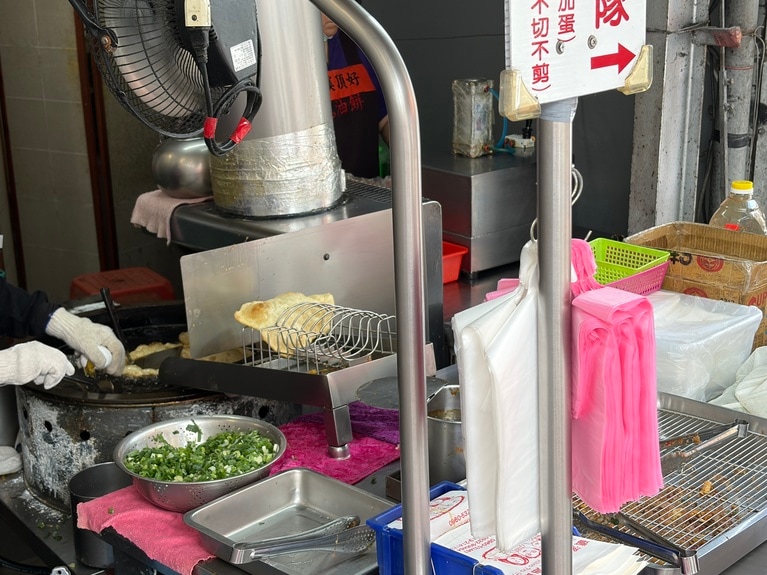 メニューは「蔥油餅」の一択。台北ではトッピング扱いになることも多い卵ですが、この店では必ず卵が入っています。