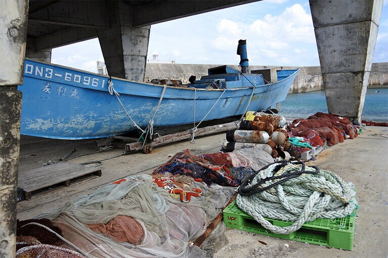 佐良浜港で見かけた昔ながらのサバニ船。