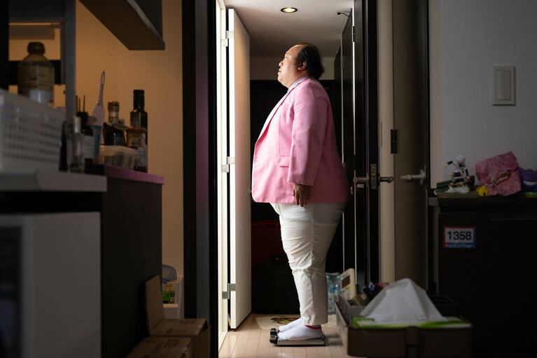 自宅廊下で体重を測る大鶴肥満