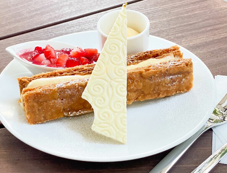 「季節のミルフィーユ」（イートインのみ）1,540円。