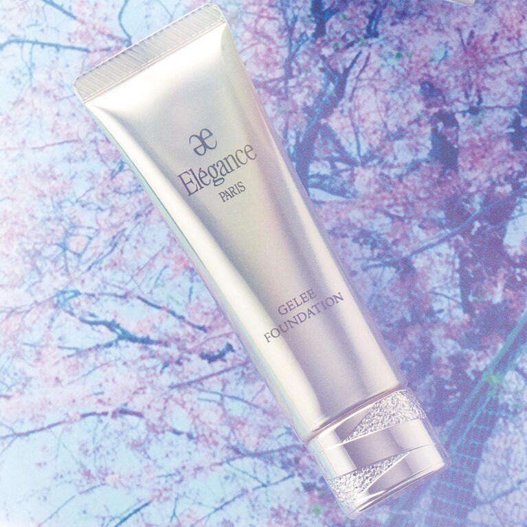 汗や皮脂に強く、濡れたようなツヤ肌を長時間キープ。ジュレ ファンデーション SPF30・PA+++ 全7色 30g 6,000円／エレガンス コスメティックス