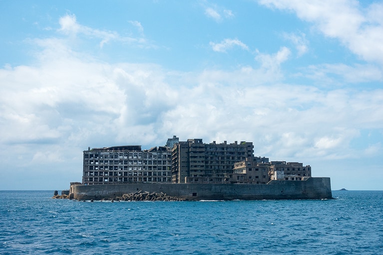 角度によって見え方が変わる軍艦島。