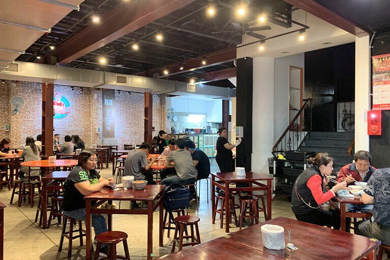 広々とした店内で食事をゆったり楽しめる。