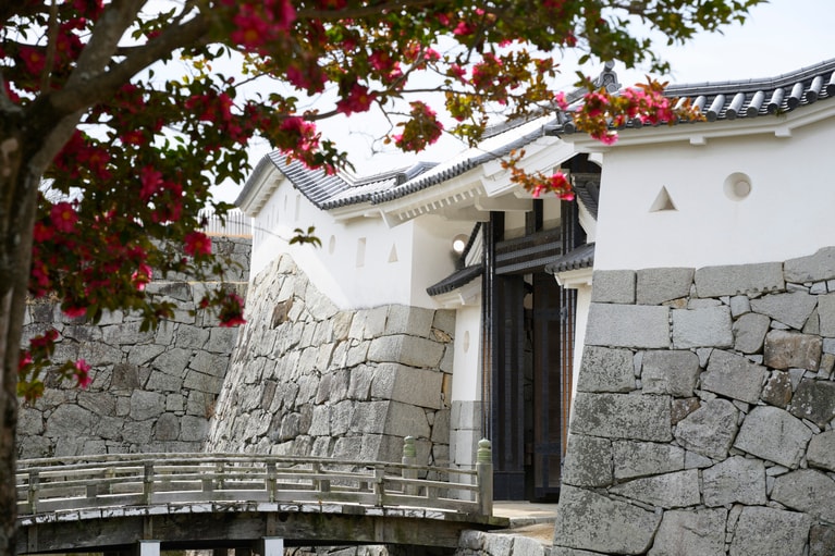 「赤穂城」の主な建物は明治時代に廃棄された。大手門や隅櫓（すみやぐら）は1955年に復元されたもの。