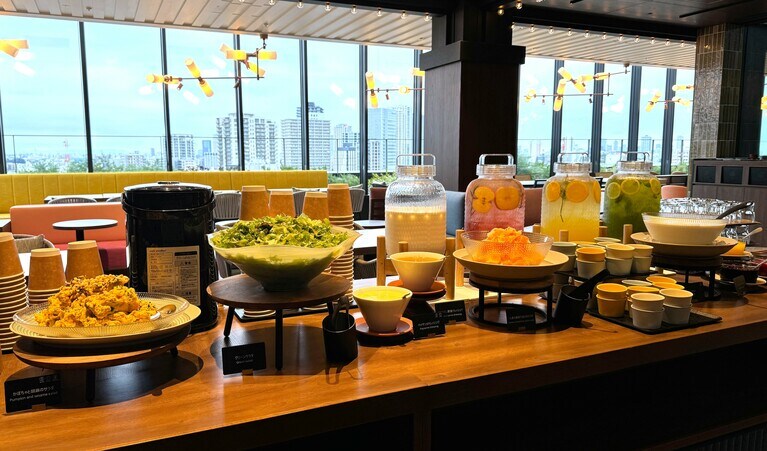 サラダ、スープ、ヨーグルト、ドリンクはブッフェ式。