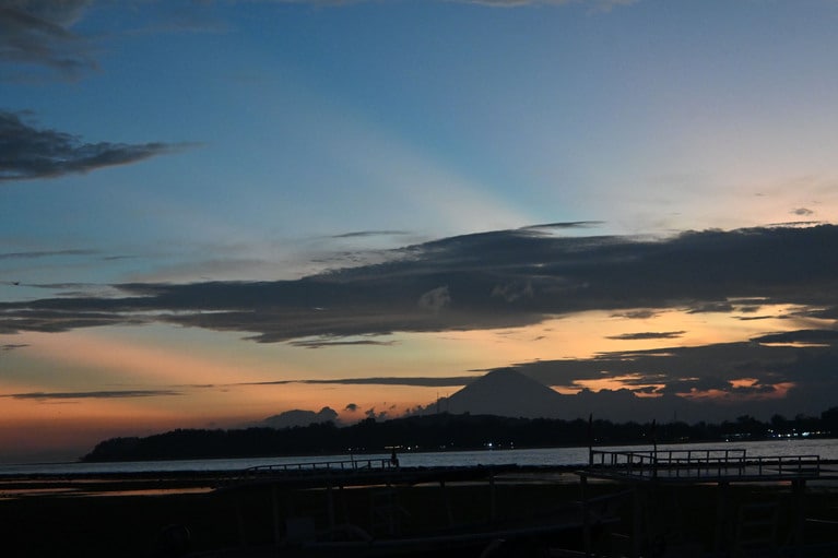 海の向こうに見えるのは、ギリ3島のギリ・メノー。そびえているのは、バリ島のアグン山。