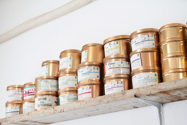 いろんな色のインク缶。