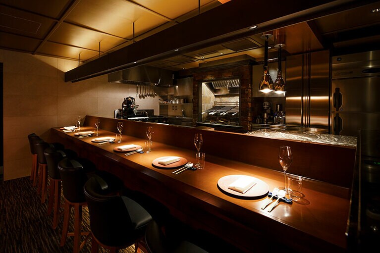 カウンター6席、個室1室のプライベート＆ラグジュアリーな空間。