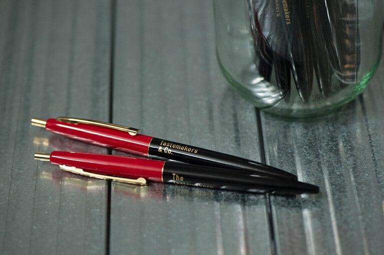 バイカラーがおしゃれなオリジナルのボールペン 各300円。