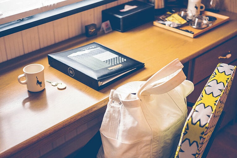 ［ESTINATE HOTEL］館内のチェアやソファのほとんどにオリジナルのファブリックが使われている。