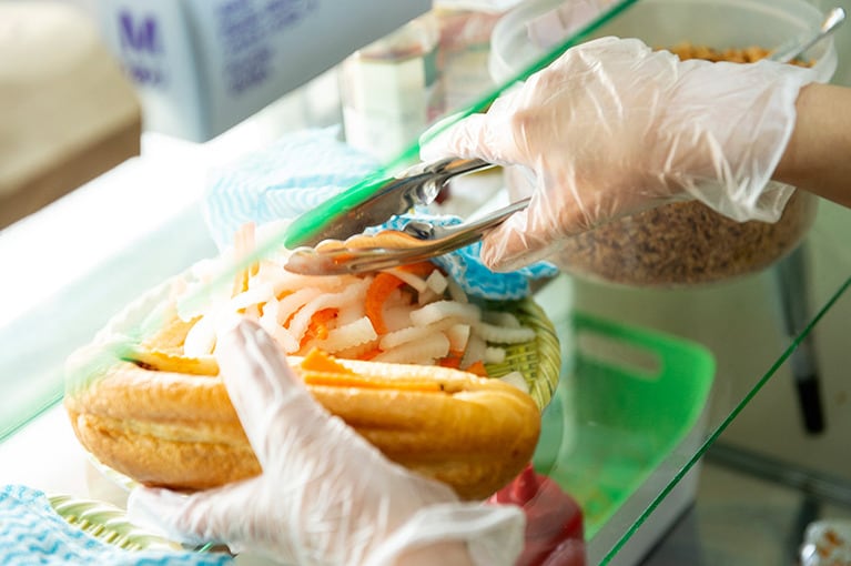 「バイン ミー ヴィエ」ではオーダーすると目の前でつくってくれる。