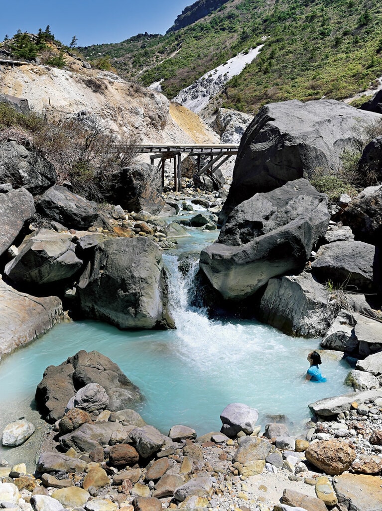 70度の源泉と川の水が混じっていい湯加減。これぞ究極の天然温泉！