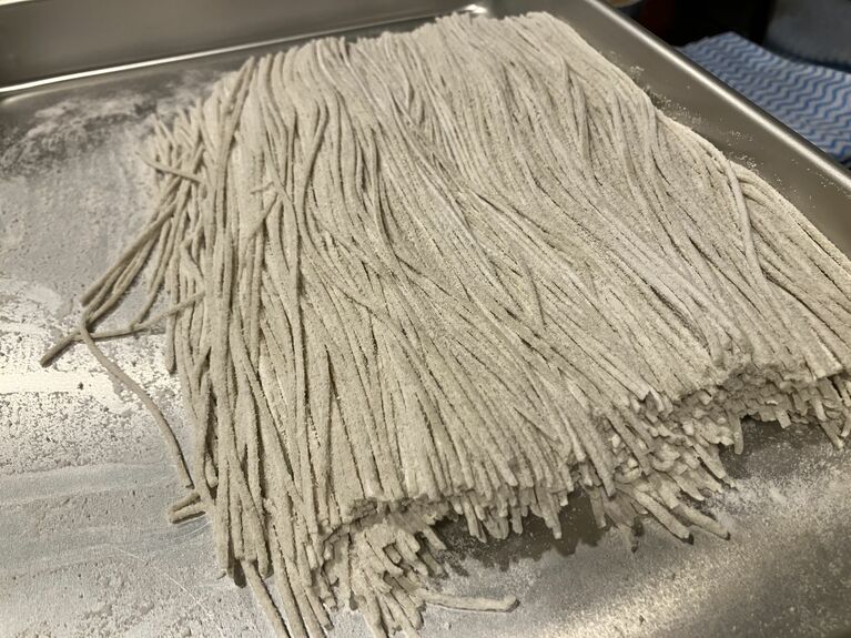 打ち立ての細身の十割そば