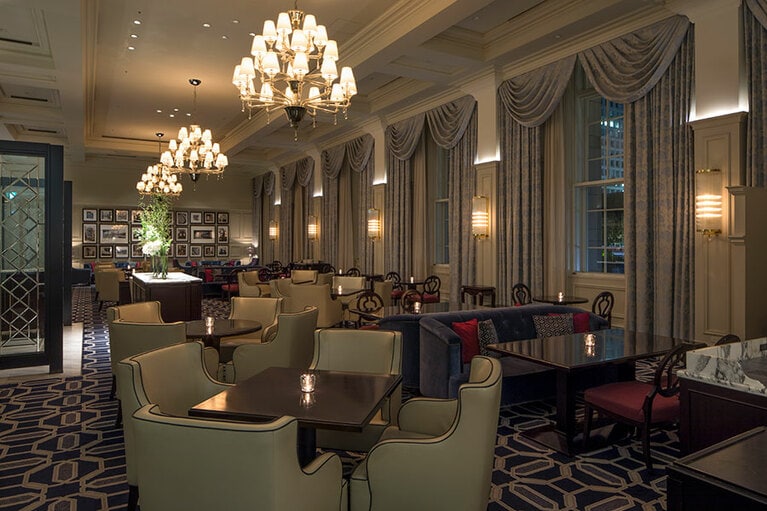 1階のロビーラウンジ。ベネチアンシャンデリアが煌めく、洗練されたエレガントな空間でゆったりとした大人の時間を満喫できる。