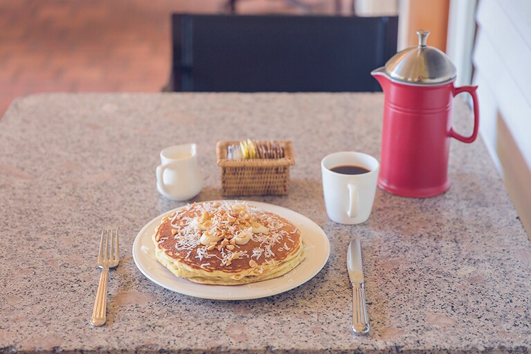 ルナプレス 8ドル、バナナ マカデミアナッツパンケーキ 10ドル。