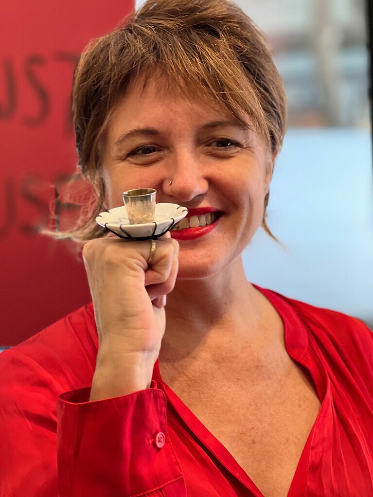 デザイナーのオズレム・トゥナさん。コーヒーカップの指輪がかわいい！