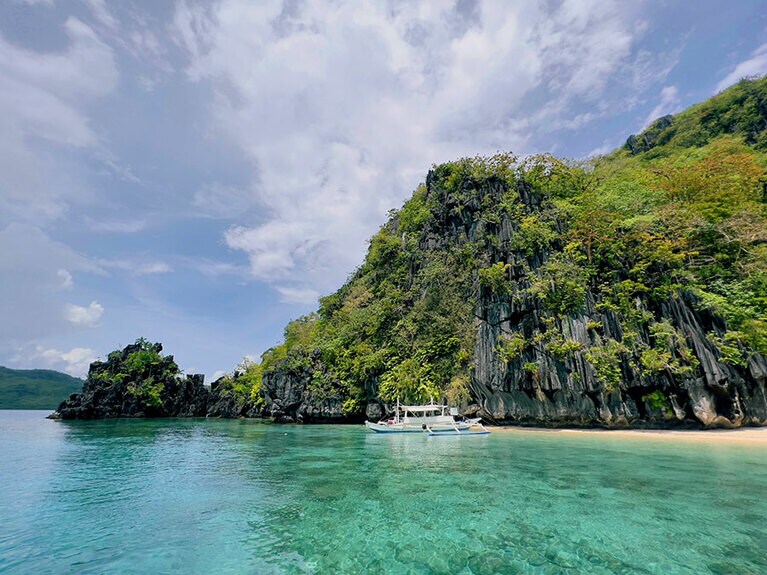 パラワン島の一角にあるクドグモンケーブの入り口。この中に巨大なケーブがあるとは、外からはまったくわからない。