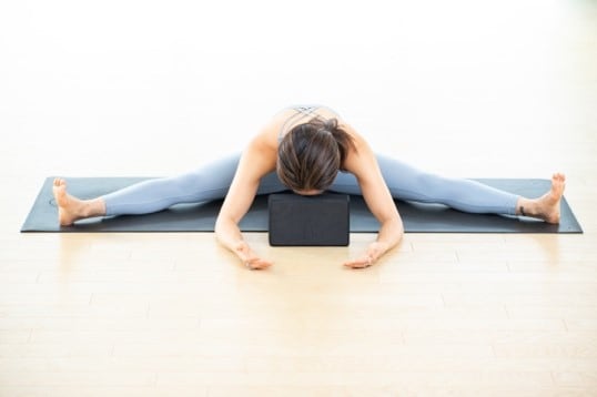 【#18 脚のむくみや冷えは不眠の原因にも 下半身をぽかぽかにする1ポーズ】前屈が難しい場合はブロックなどを使っても。