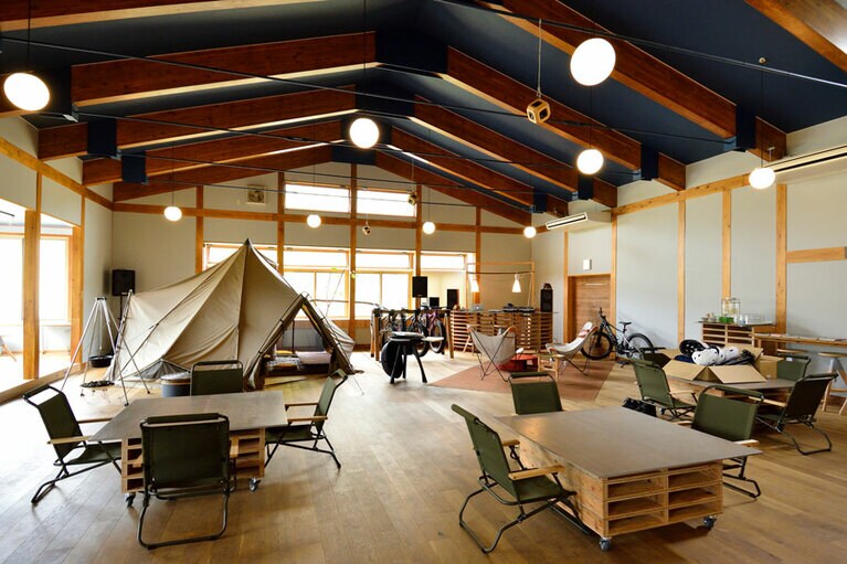 テーブルやテント、好きな場所でコーヒーを。外の景色を眺めるカウンターもあり、作業スペースとして利用できる。