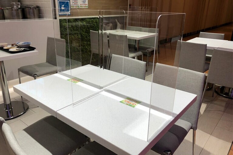 アクリル板を設置したフードコート。座席数は半分程度に。