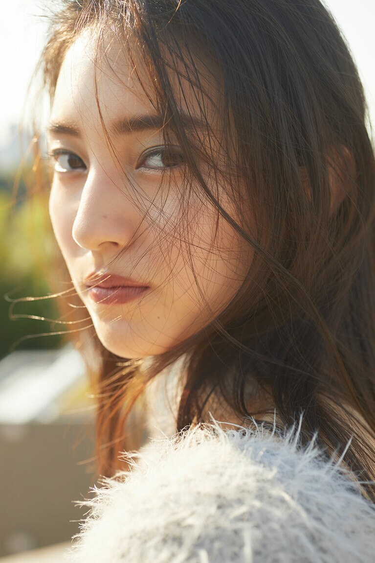 カーキ、グレー、ブラウン……トレンドのスモーキーカラーを軽やかにつけこなす引き算バランスの妙。ニット¥6,990／GYDA