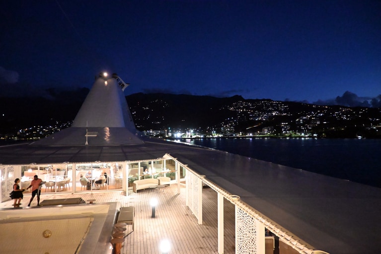 宵闇が迫るタヒチ島パペーテを発ち、クルーズが始まります。