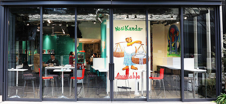 店内を彩る絵は、インドユニット「マサラワーラー」の武田尋善さんが描いたもの。店内の奥、「ツインタワーを占拠するオランウータンとマレーグマとマレーバク」も必見。