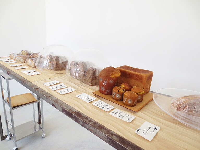 パンには手書きの説明が添えられて。