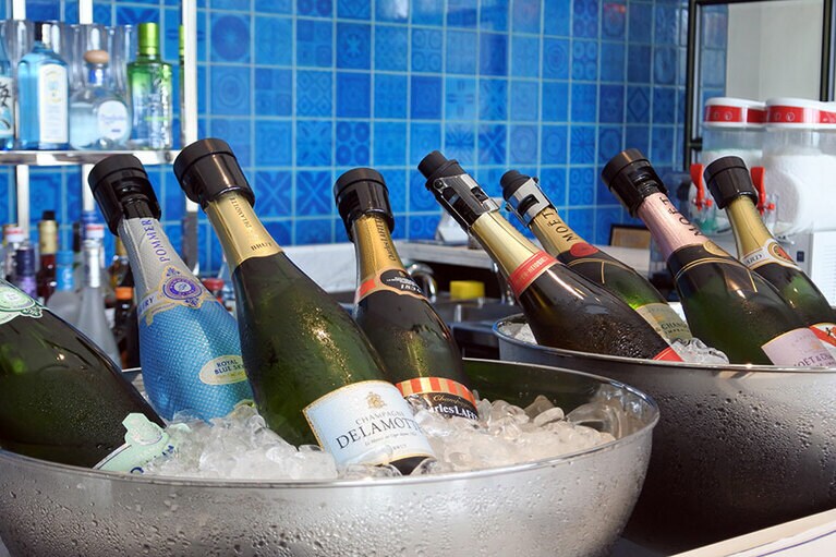 幸せの泡の競演！　8種類のシャンパンがフリーフロー！