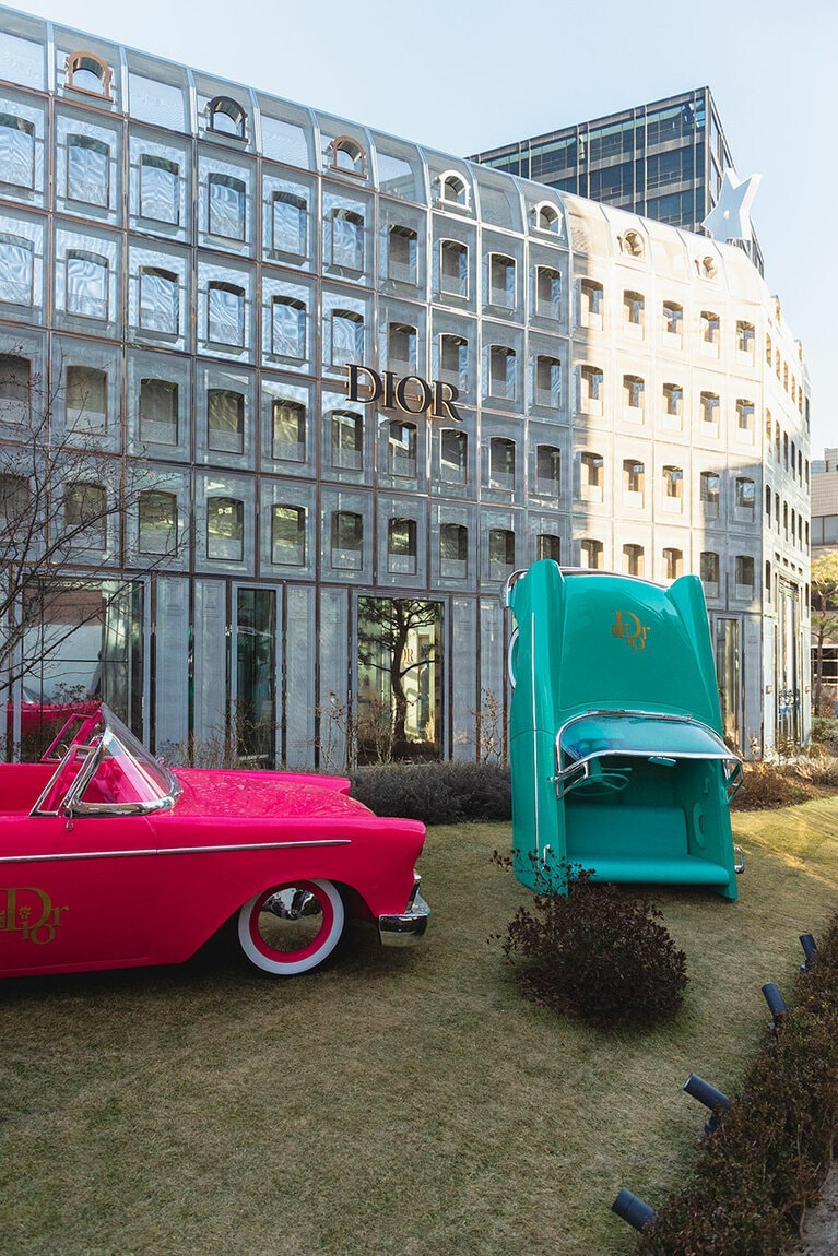 ディオールのコンセプトストアはメタリックなメッシュ装飾が施されている。入口には車が地面に刺さってユニーク。2024年春までの期間限定。