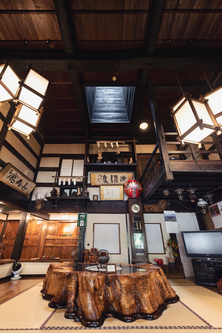 本館の玄関では栃の木の火鉢や文人墨客の書額が迎える。建物は国の登録有形文化財。