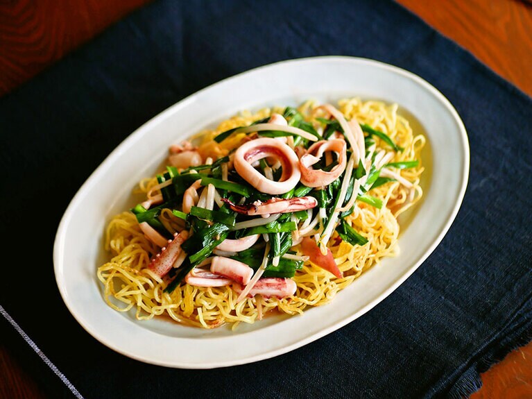 イカとにら炒めのっけ焼きそば。