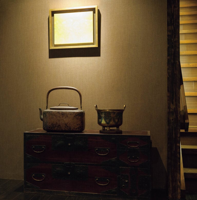 1階のスペースに置かれた桐箪笥や味のある調度品などは、公開民家「清九郎」の蔵に眠っていたもの。