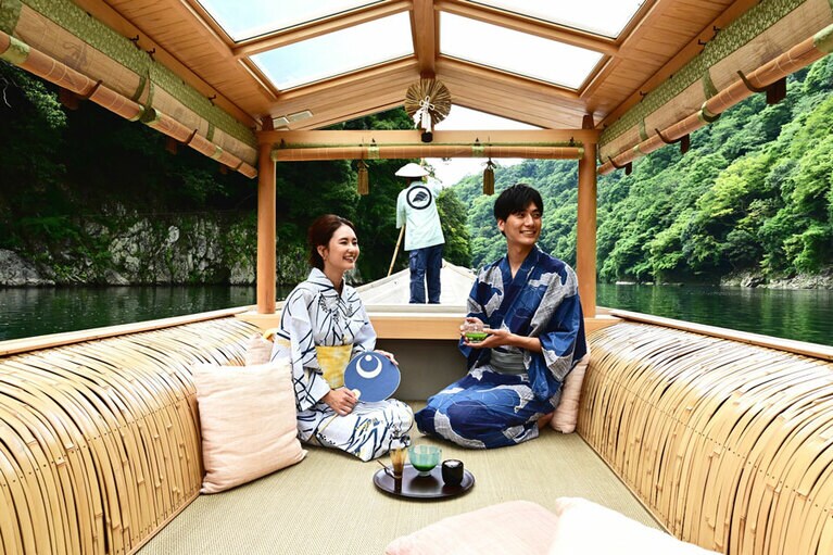 翡翠は、京都で古くから親しまれてきた建材や装飾を用いて雅な空間に仕立てた、星のや京都専用の屋形舟。色とりどりの浴衣や帯から好みの組み合わせを選んで着替え、翡翠に乗り込む。