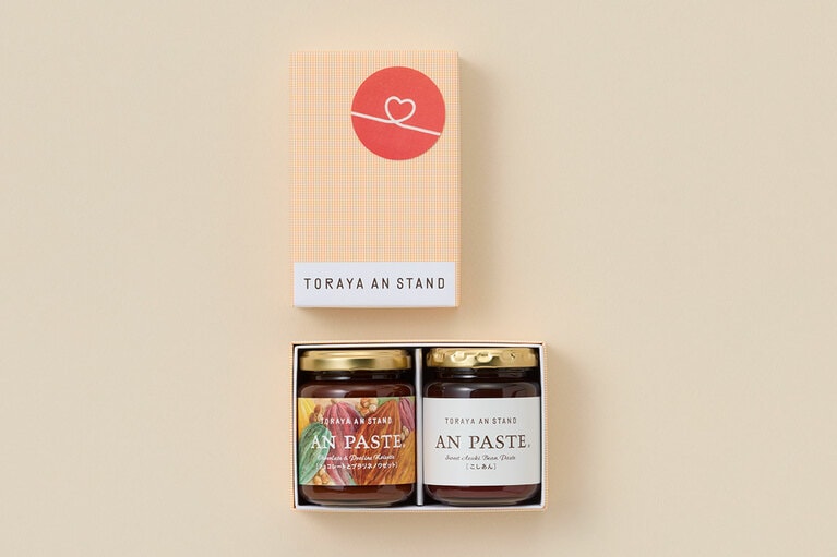 あんペースト 2入（こしあん・チョコレートとプラリネノワゼット）3,024円。※包装紙はなし。ハートシールは箱に貼られる