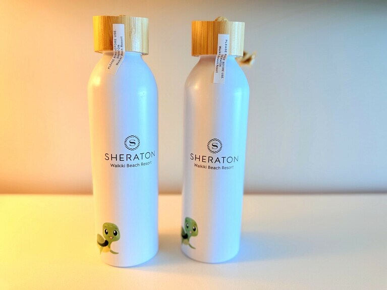 ウォーターボトルが2本ついていて、各階にウォーターサーバーがあります。